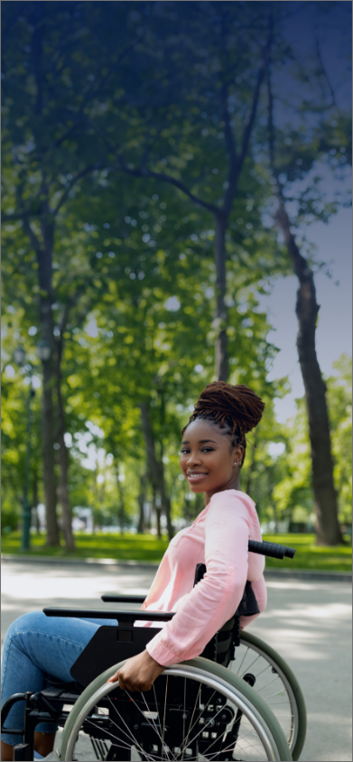 Image d’une jeune femme souriante en fauteuil roulant à l’extérieur